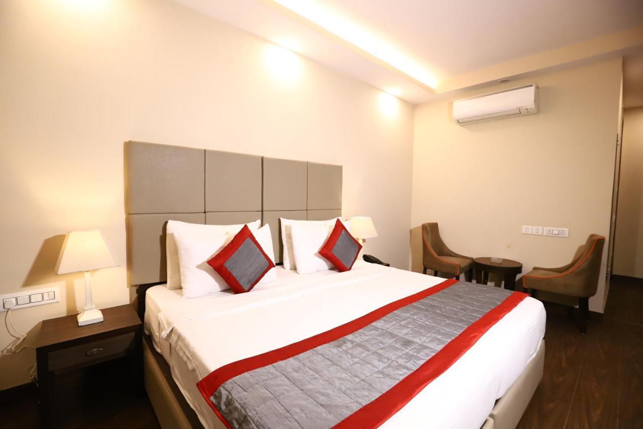 Azulo Bhikaji Cama Place Delhi - Couple Friendly Local Ids Accepted